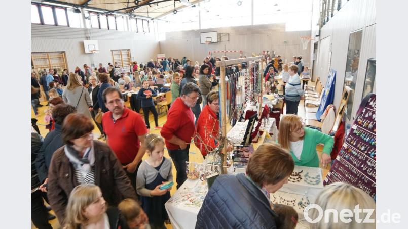 Das Interesse an den den Ständen in der Schulturnhalle war groß. Bild: nib