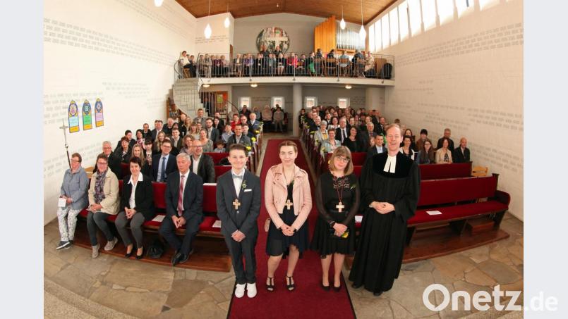 Paul Högl, Chiara Specht und Katja Graßler (von links) feiern mit Pfarrer Matthias Weih (rechts) in der Gnadenkirche in Freihung Konfirmation. Bild: bk