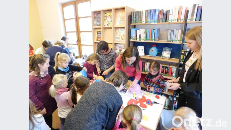 Aus Luftballons, Papier und bunten Federn basteln die Kinder wunderschöne Deko für das Osterfest. Bild: exb