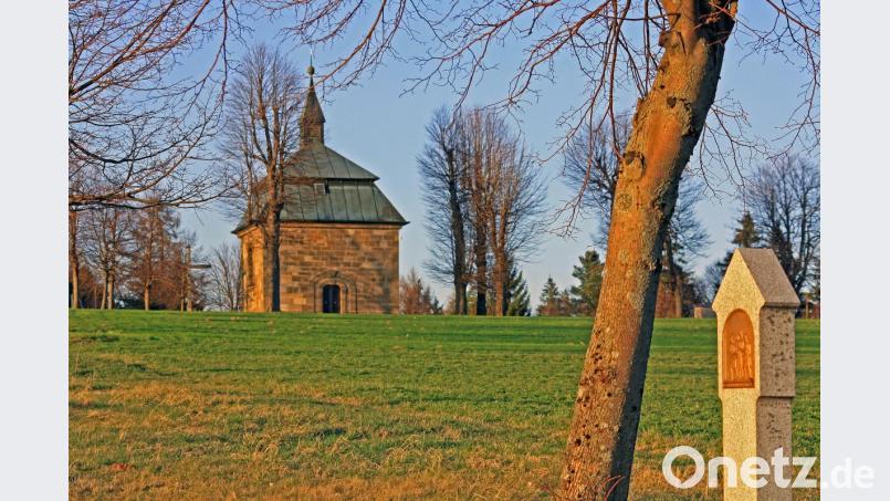 Das Kirchlein auf dem Kalvarienberg mit einer Station des Kreuzwegs. Bild: loo