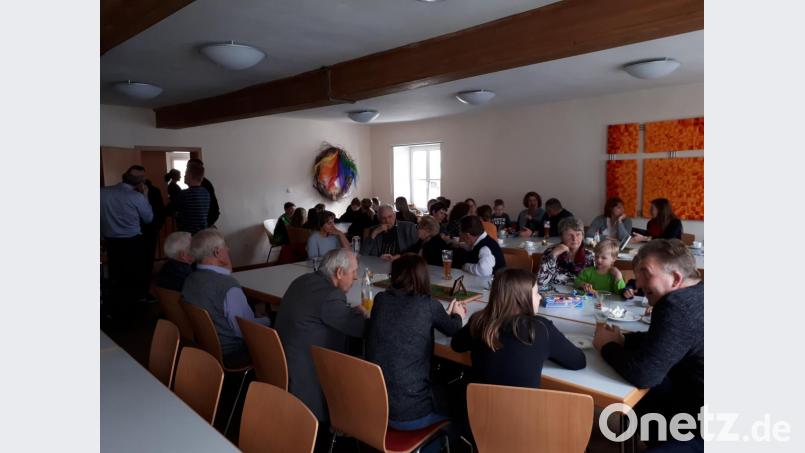 Bei Kaffee und pikanten Köstlichkeiten ließen die Gottesdienstbesucher das Thema &quot;Taufe&quot; aus der Konfirmandenvorstellung nachklingen und tauschten sich in Gesprächen aus. Bild: bk