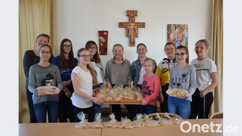 Stolz präsentieren einige Ministranten ihr Osterhasen-Backwerk. Verkauf ist am Gründonnerstag und Karfreitag jeweils vor den Gottesdiensten. Außerdem gibt es noch Osterlämmer. Bild: gi