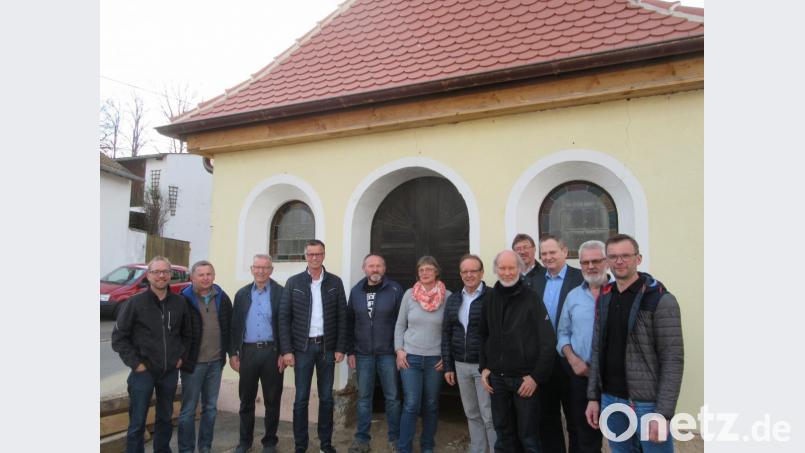 Der Bauauschuss des Hirschauer Stadtrats Bürgermeister Hermann Falk (Vierter von links) an der Spitze informiert sich in Steiningloh. Ortssprecher Erich Stauber (Fünfter von links) erläutert der den Fortgang der Kapellensanierung. Bild: fg