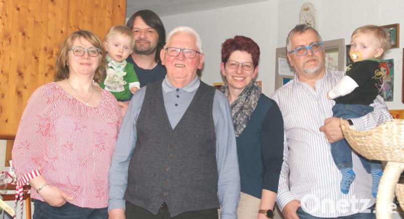 Zweite Bürgermeisterin Margit Reichl (Dritte von rechts) gratulierte Rudolf Schmid (Mitte) zum Geburtstag. Auch die Kinder und vier Enkelkinder wünschten alles Gute. Bild: agr