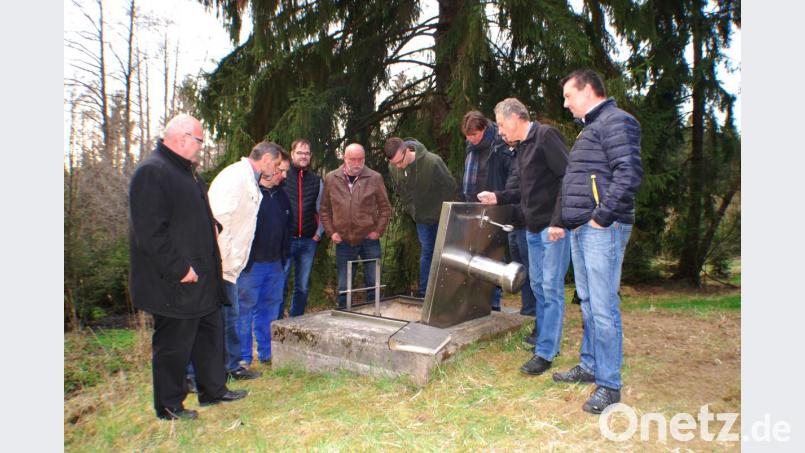 Zu Beginn der jüngsten Gemeinderatssitzung besichtigte der Marktrat die Quellen der Wasserversorgung. Bild: enz