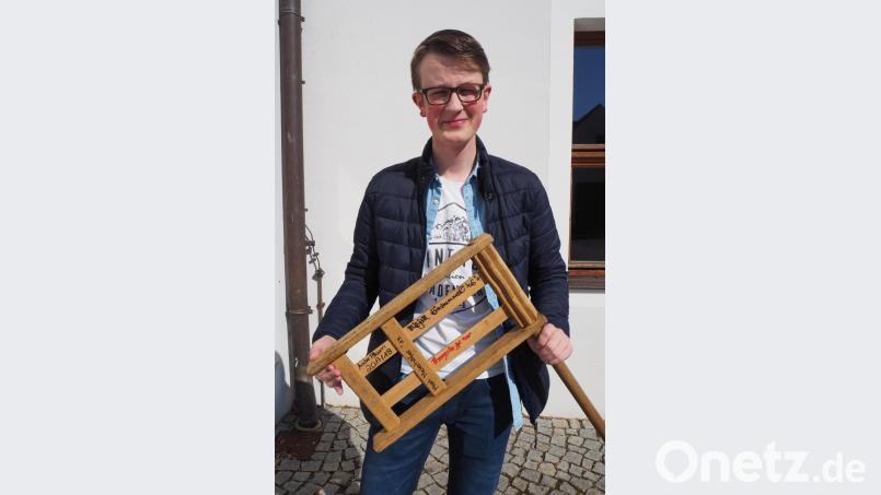 Andre Pflaum gehört heuer zu den Koordinatoren und präsentiert seine Ratsche, auf der schon einige Altardiener in den vergangenen Jahren ihre Signatur hinterlassen haben. Bild: bl