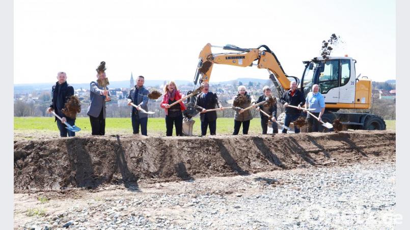 Mit dem Spatenstich beginnen die Bauarbeiten zur Erschließung des Baugebiets Naabhöhe. Auf dem Bild Bürgeremister Hans Donko (fünfter von links) mit Technischem Angestellten Markus Meyer, Amtsrat Hubert Wojtenek, Geschäftsführer Michael Eigner, dritte Bürgermeisterin Sonja Heindl, Geschäftsführerin Astrid Hippeli, Ingenieur Markus Münchmeier, Stadtrat Jürgen Böckl und Oberbauleiter Holger Dederl. Bild: njn