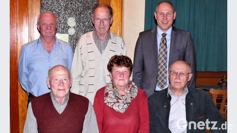 Willibald Fehr, Inge Heß und Richard Heß (sitzend von links) sowie Günther Münchmeier (hinten, Mitte) wurden für Vereinstreue ausgezeichnet. Vorsitzender Robert Hecht hinten, links) und Zweiter Bürgermeister Markus Preisinger (rechts) gratulierten. Bild: exb