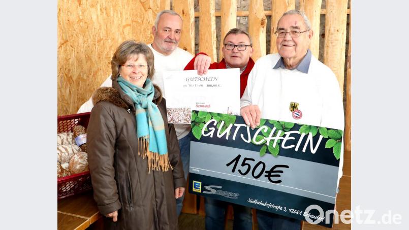 Vorsitzender Reiner Ockl (zweiter von rechts) überreichte mit den Vorstandsmitglieder Hans Pohl (rechts) und Franz Bauer jun. (zweiter von links) die Spende an Tafel-Mitarbeiterin Veronika Schneider. Bild: njn