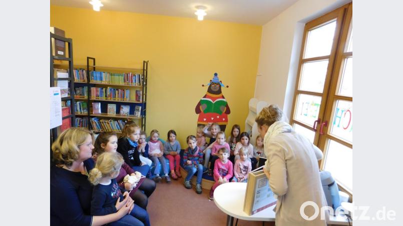 Während des Erzähltheaters machten sich Susanne Bergler (rechts) und die kleinen Besucher Gedanken zum Osterfest. Bild: exb