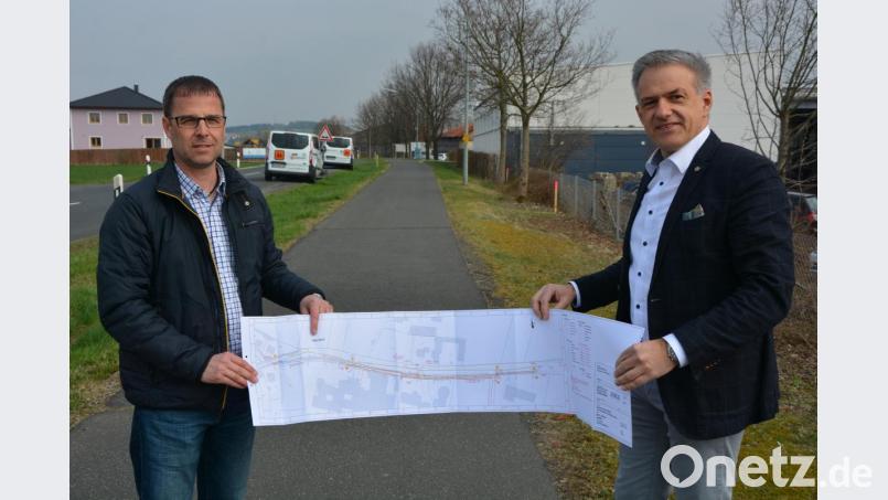 Im Bereich des Fuß- und Radwegs bei den Behindertenwerkstätten beginnen nach Ostern die Arbeiten zur Verlegung neuer Wasserleitungen zum Hochbehälter Leonberg. Bauamtsleiter Thomas Grillmeier (links) und Bürgermeister Roland Grillmeier baten die Bevölkerung bei der Vorstellung der Maßnahme um Verständnis für mögliche Behinderungen. Bild: jr