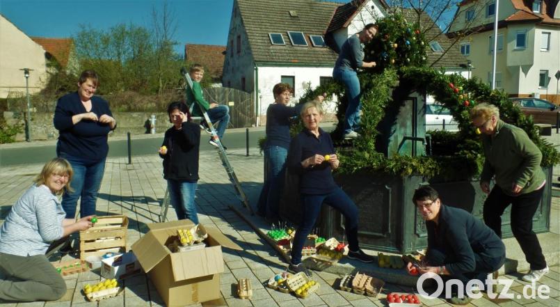 Über 600 Eier zieren den Osterbrunnen in Kohlberg. Die Frauen arbeiteten so lange, bis das Schmuckstück stand. Bild: jml