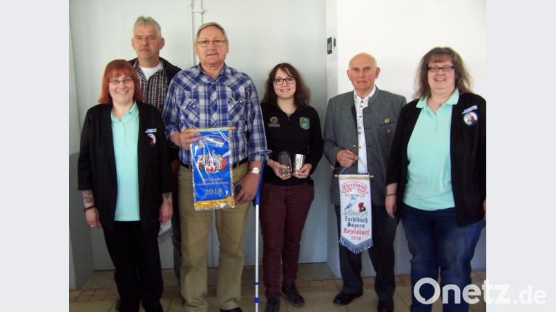 Die beiden Leiterinnen des Zuchtbuchs Bayern, Michaela Huber (links) und Heike Huber (rechts), überreichen die Landespreise an (von rechts) Theo Grötsch, Nadja Dostler, Gerhard Lang und Roland Holzmann. Bild: fjo