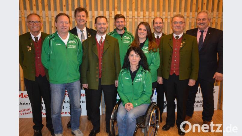 Für ihre Leistungen wurden mehrere „Eichenlaub“-Schützen mit der Ehrennadel des Stiftlandgaus geehrt. Im Bild (von links) Vorsitzender Eberhard Kirchner, Erwin Härtl, Gauschützenmeister Manfred Zölch, Sportleiter Thorsten Härtl, Peter Härtl, Doris Scharnagl-Lindinger, Jaqueline Scharnagl, Jugendleiter Thomas Hecht, Franz Paschke und Bürgermeister Johann Burger. Bild: jr