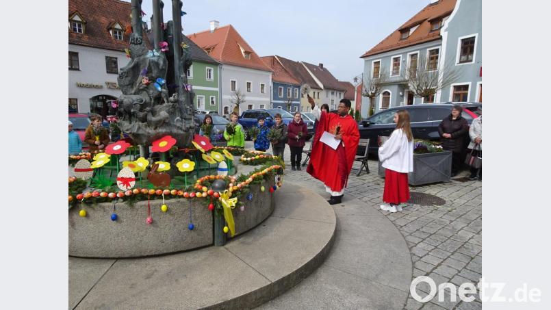 Nach dem Familiengottesdienst segnete Pater Georg den Kinderosterbrunnen am Pfreimder Marktplatz. Bild: hm