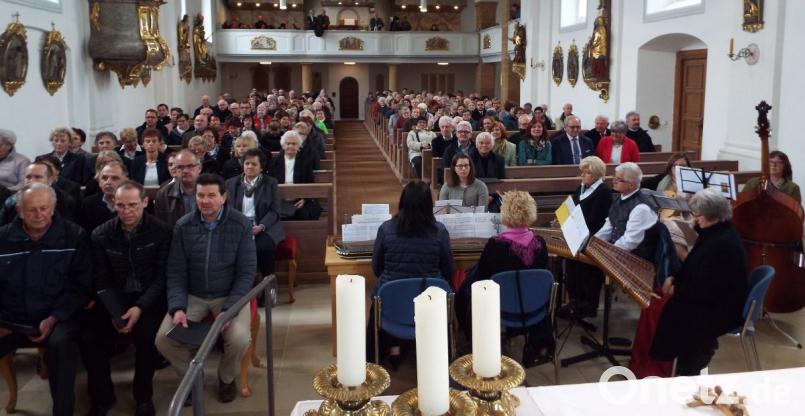 volle Kirche Bild: e