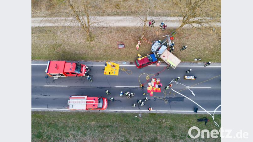 Die Einsatzübung auf der gesperrten Bundesstraße 85 aus der ansonsten bei Unfallbildern ungewohnten Vogelperspektive. Bild: Thilo Hierstetter