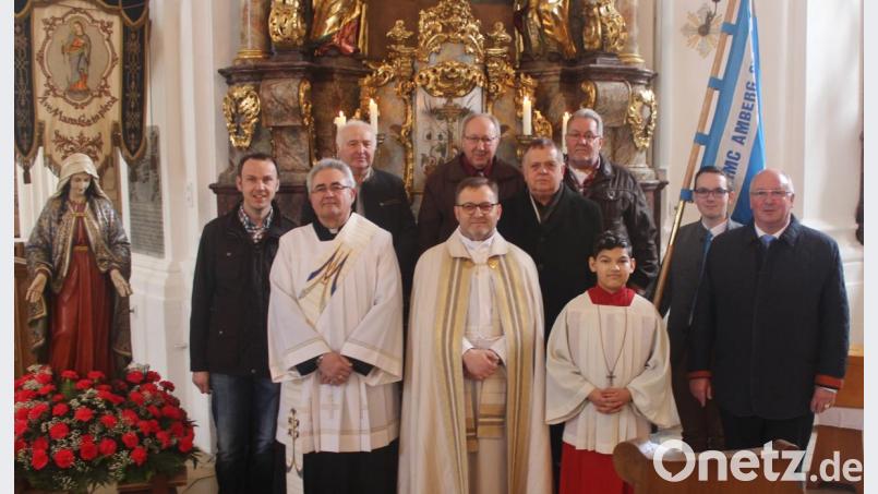 Ehrung langjähriger Sodalen in der Pfarrkirche Vilseck (vorn, von links): Diakon Dieter Gerstacker, Zentralpräses Markus Brunner, Ministrant David Friedrich und Präfekt Michael Koller; hinten (von links): Kirchenpfleger Thomas Pröls, Willibald Englhardt, Hans-Ludwig Adam, Josef Amann, Josef Lindner und Bannerträger Michael Koller jun. Bild: rha