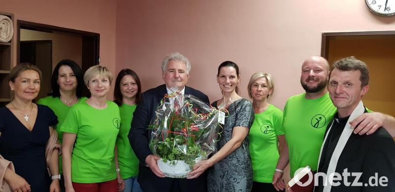 Zweiter Bürgermeister Peter Gold (Fünfter von rechts) übergab Gabriela Kuglerová (vierte von rechts) und ihrem Team zur Eröffnung von Physiotherapie Plus einen Blumenstock. Kaplan Paul Gebendorfer (erster von rechts) segnete die Praxis. Bild: jss