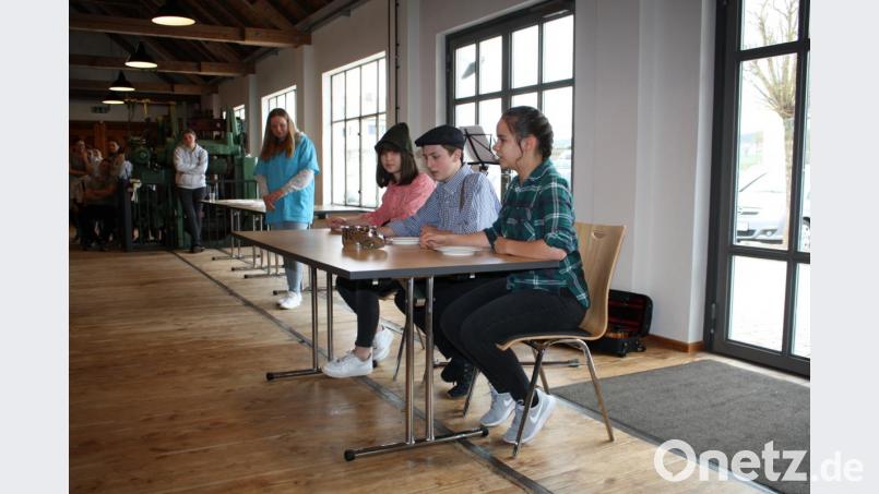 Wohl bekomms: Von Diätkost zeigten sich Marisa Biersack, Sebastian Schwemmer, Marie Hösl und Katharina Baumann (von rechts) in ihrem glänzend gespielten &quot;Diätrestaurant&quot;-Sketch wenig begeistert. Kein Wunder: Landjugendkuchen schmeckt entschieden besser. Bild: bjp
