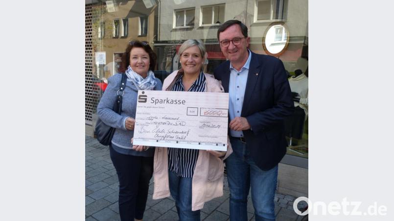 Elke Reinhart (Mitte) freut sich über die Spende in Höhe von insgesamt 6000 Euro, die von Dieter Lütje, Präsident des Lions Clubs Schwandorf, und Claudia Kaufmann, Präsidentin des Lions Clubs Oberpfälzer Wald, überreicht wurde. Bild: cv