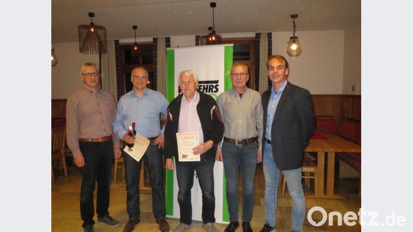 Die geehrten Mitglieder Bernhard Schafbauer, Anton Vitzthum und Alois Ebenschwanger mit Vorsitzendem Markus Schlegel (rechts) und seinem Vertreter Hans Keilhammer. Bild: kei