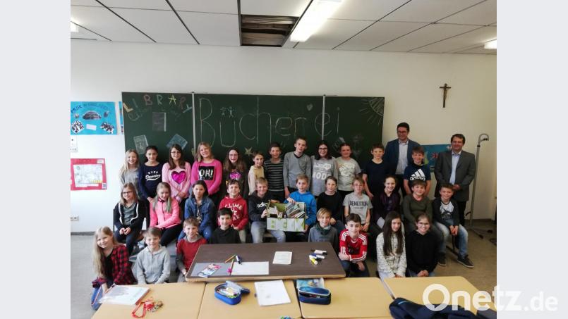 Der Stellvertretende Schulleiter Manfred Hößl und die Fachbetreuerin Lucia Schneider bedanken sich bei Armin Aichinger, dem Vorsitzenden des Elternbeirats, recht herzlich für die finanzielle Unterstützung und gaben mit der 5a den Startschuss für das englische Leseabenteuer. Bild: exb