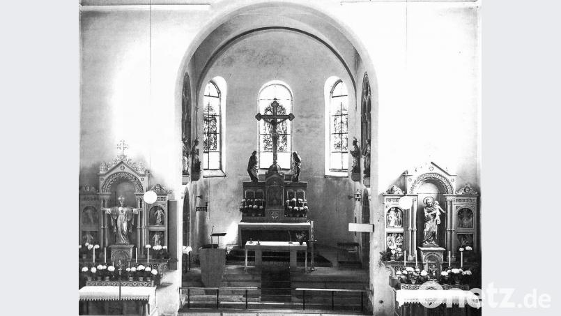 Das Verhüllen des Kreuzes während der Karwoche war bis zum Abriss der alten Pfarrkirche im Jahr 1972 ein fester Bestandteil in der Pfarrei Mariä Himmelfahrt. Repro: ü