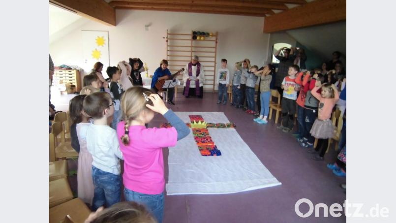Mit viel Gestik feiern die Mädchen und Buben der Kindertagesstätte den Ostergottesdienst. Bild: rn