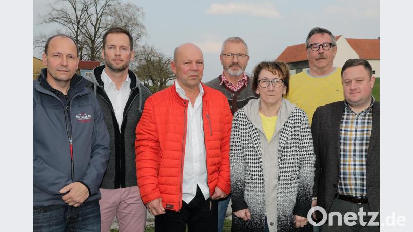 Nach den Wahlen eines Vorstands- und eines Aufsichtsratsmitglieds präsentieren sich die Gremien des Gemeinnützigen Bauvereins mit Harald Rösel, Jörg Janker, Manfred Pickel, Lorenz Uschold, Manuela Meißner, Karl-Heinz Klier und Florian Striepen. Bild: Wolfgang Steinbacher