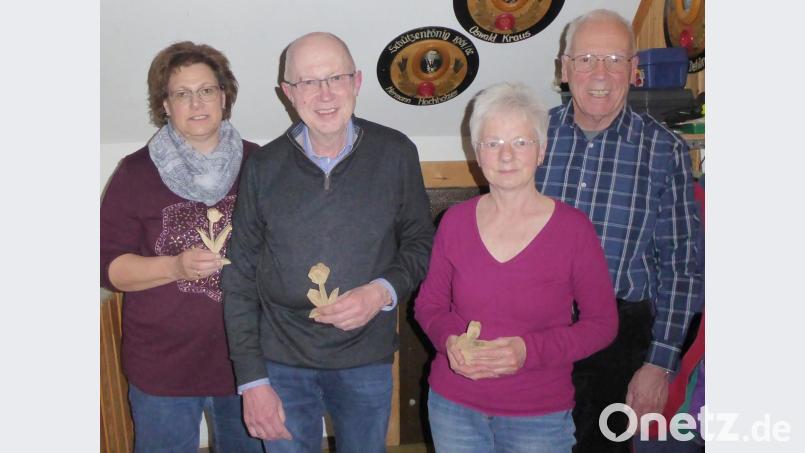 Preisverteilung (von links): Michaela Purrer (stellvertretend für den Drittplatzierten Dieter Purrer), Sieger Werner Gleißner, die Zweite Christa König und Schützenmeister Bruno Müller. Bild: no