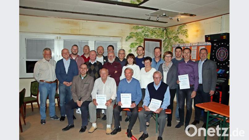 Die Jubilare des SV 08 Auerbach mit Vorsitzendem Uwe Ditz (sitzend, links) und Bürgermeister Joachim Neuß (stehend, rechts). Bild: jma
