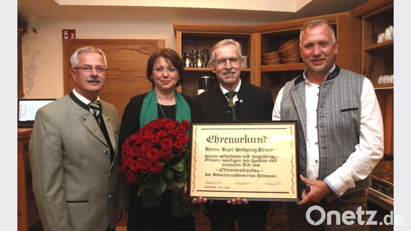 Der neue Vorsitzende Gunther Stangl (rechts) ernannte seinen Vorgänger Karl Wolfgang Brunner (Zweiter von rechts) zum neuen Vorsitzenden. Mit im Bild Ehefrau Petra Brunner und Bürgermeister Karl Bley (links). Bild: Hirsch