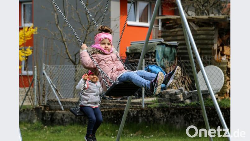 Die Anwohner haben selbst angepackt und ihren &quot;Lauserbühl-Spielplatz&quot; wieder auf Vordermann gebracht. Viele Kinder kamen zur Osterhasen-Aktion der Spielplatzvereinigung und nahmen die instand gesetzten Spielgeräte in Beschlag. Bild: rw