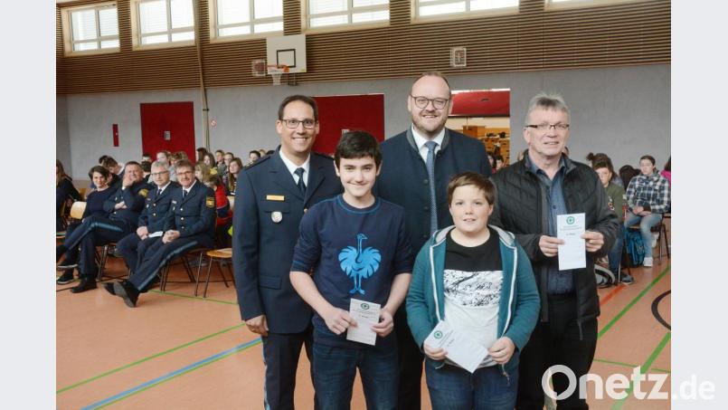 Simon Grötsch (links) wird als Bester und Maximilian Wallmeyer (Mitte) als Zweitbester des Schülerlotsen-Kreisentscheids geehrt. Der dritte Platz geht an Pascal Zeidler. Der Konrektor der Mittelschule Neustadt, Karl Haubner, nimmt für ihn in Vertretung den Preis entgegen. Bild: Gabi Schönberger