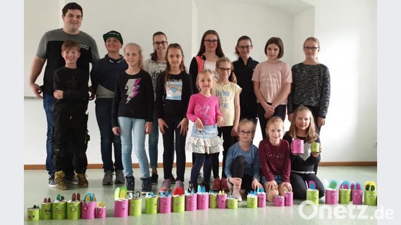 Die Kinder und Jugendlichen der Blaskapelle Teunz bastelten peppige Osterhasen, die mit Erde und Kresse-Samen befüllt wurden. Bild: exb