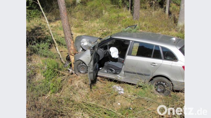 Nachdem eine 70-Jährige aus Neunburg von der Fahrbahn abkam, knallte ihr Skoda gegen einen Baum. Bild: exb