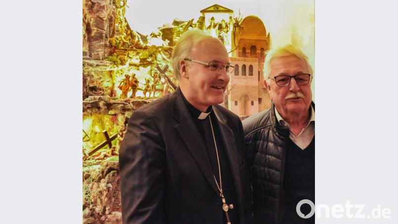 Leonhard Kühn (rechts) war mit einer Abordnung der Tirschenreuther Krippenfreunde bei Bischof Rudolf Voderholzer. Im Hintergrund die Passionskrippe, die der Bischof nach dem Vorbild der Kühn-Krippe nachempfinden ließ Bild: fiw