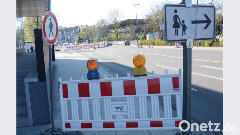 Absperrungen in der Weigelstraße: Passanten suchen schon mal verzweifelt nach dem rechten Weg. Bild: Gabi Schönberger