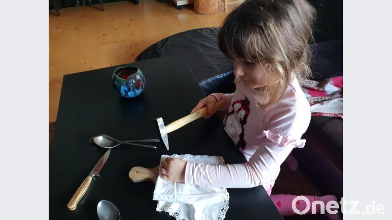 Den Stoff am Brettchen befestigen, das schaffen auch schon kleine Heimwerker. Bild: Manuela Madsen