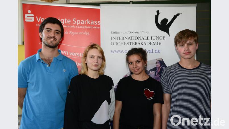 Konzertmeister Valentin aus Spanien,, die jungen Musikerinnen Alina und Julia aus Russland sowie Jan unmittelbar aus dem Nachbarland wurden mit Stipendien unterstützt und sind darüber sehr dankbar. Bild: bey