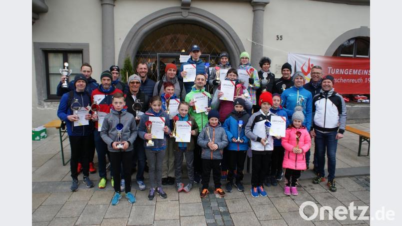Die Erstplatzierten aller Altersgruppen erhielten Pokale, die sie stolz vor dem Rathaus präsentierten. Bild: hä