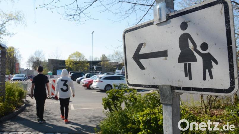 Das ist die Umleitung. Sie führt die Passanten über den hinteren des Großparkplatzes hin zur Leibnizstraße. Bild: Gabi Schönberger