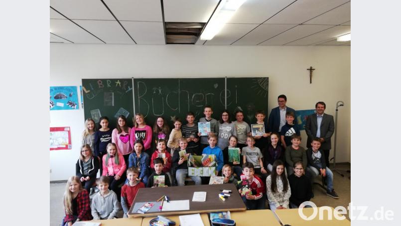 Der Stellvertretende Schulleiter Manfred Hößl und die Fachbetreuerin Lucia Schneider bedanken sich bei Armin Aichinger, dem Vorsitzenden des Elternbeirats, recht herzlich für die finanzielle Unterstützung und gaben mit der 5a den Startschuss für das englische Leseabenteuer. Bild: exb