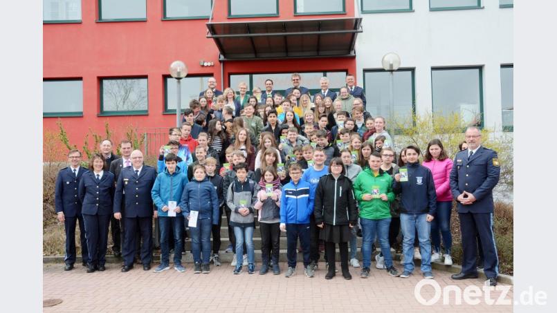84 Schüler der Grund-, Mittel- und Förderschulen des Landkreises Neustadt WN werden in der Mittelschule Altenstadt in ihr Amt als Schülerlotsen oder Schulbusbegleiter eingeführt. Bild: Gabi Schönberger