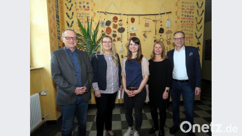 Jugendamtsleiter Emil Slany und Michaela Grieshammer von der gfi (von links) sowie Bürgermeister Bernd Sommer und Schulleiterin Karin Gleißner (von rechts) wünschten Sabine Gmeiner viel Erfolg bei ihrer künftigen Arbeit. Bild: ubb