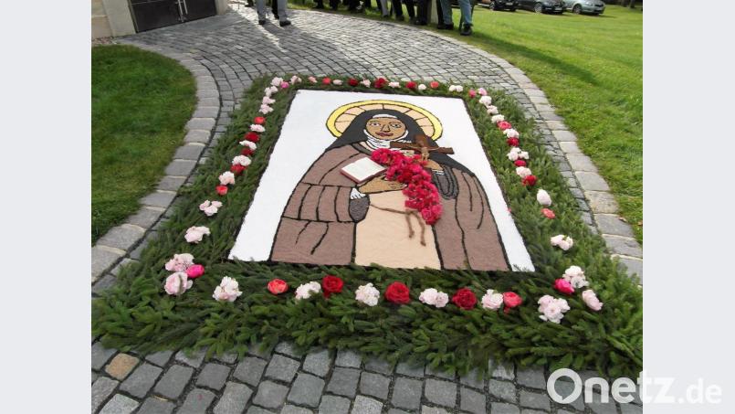 Der Blumenteppich, der die Heilige abbildet. Köglitzer Frauen legen ihn vor der Kapelle. Bild: hl