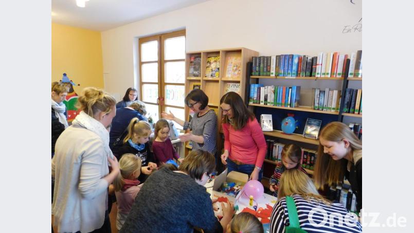 Aus Luftballons, Papier und bunten Federn basteln die Kinder Deko für das Osterfest. Bild: exb