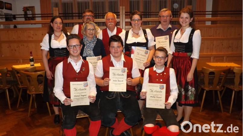 Die &quot;Neuhauser Boum&quot; blicken zufrieden in die Zukunft. Sitzend von links: Florian Dagner, Julian Reischl, Phillipp Tretter. Stehend von links: Dritte Vorsitzende Lucia Windschiegl, zweiter Vorsitzender Matthias Bogner, Anita Schricker, Dirigent Robert Schricker, Katharina Trisl, Alfons Steiner und Vorsitzende Franziska Schwamberger. Bild: trj