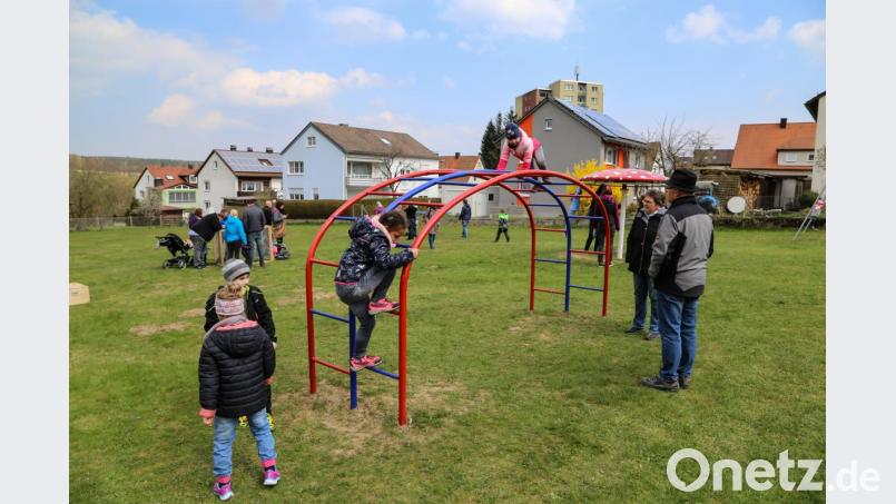 Die Anwohner haben selbst angepackt und ihren &quot;Lauserbühl-Spielplatz&quot; wieder auf Vordermann gebracht. Viele Kinder kamen zur Osterhasen-Aktion der Spielplatzvereinigung und nahmen die instand gesetzten Spielgeräte in Beschlag. Bild: rw